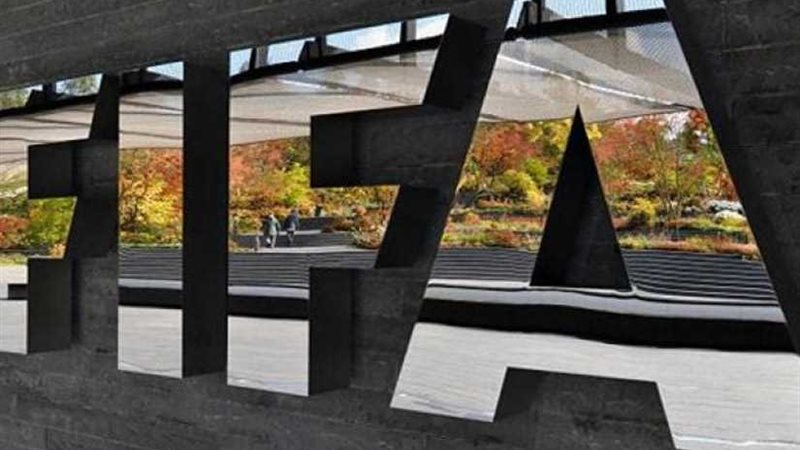 فيفا يبدي قلقه إثر