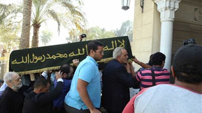 جثمان الإعلامي حمدي قنديل يواري الثرى بمقابر الأسرة بالبساتين