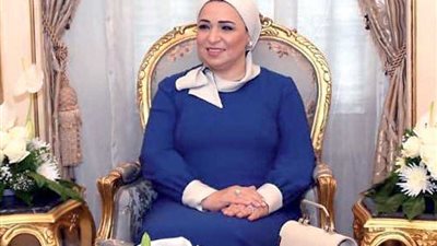 انتصار السيسي: سعيدة بوصولي إلى مدينة السلام لحضور منتدى الشباب