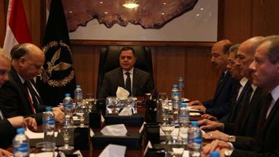 وزير الداخلية يعقد اجتماعًا مع مساعديه فور وصوله شرم الشيخ