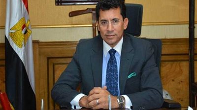 وزير الشباب والرياضة يساند الأهلي من برج العرب