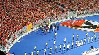 بالصور.. سقوط أحد المشجعين من مدرج برج العرب