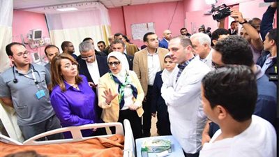 وزيرتا التضامن والصحة تتفقدان المصابين في حادث المنيا بمستشفى الشيخ زايد