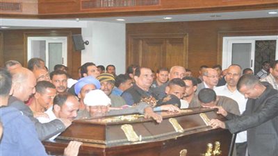 محافظ المنيا يشهد صلاة الجنازة علي احد شهداء دير الانبا صموئيل