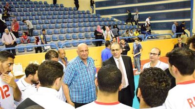 رئيس الطائرة يطالب الفراعنة بالفوز باللقب العربي