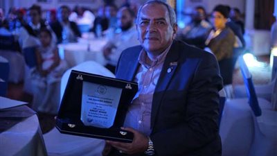 جامعة قناة السويس تكرم رئيس 