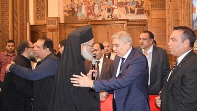 محافظ المنيا يشهد صلاة الجنازة على شهداء دير الأنبا صموئيل 