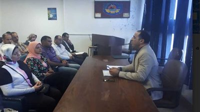 رئيس جامعة دمنهور يبحث خطط التطوير والمشروعات الإنشائية بالجامعة