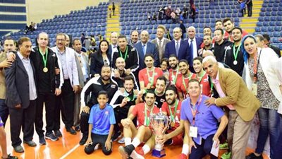 بالصور.. لاعبو مصر والبحرين يتقاسمون جوائز المهارات الفردية للبطولة العربية للطائرة