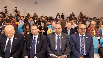 رئيس جامعة المنيا يشهد جلسة 