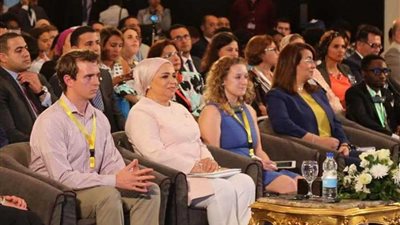 قرينة الرئيس تحضر 