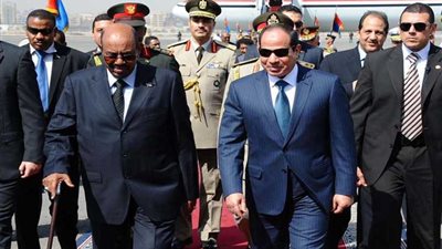 الرئيس السيسي يستقبل نظيره السوداني بمطار شرم الشيخ