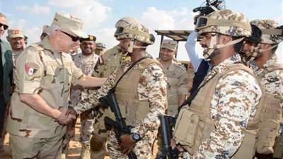 رئيس الأركان يتفقد القوات العربية المشاركة في تدريبات 