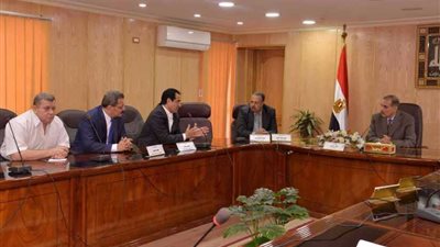 محافظ أسيوط يلتقي المستثمرين