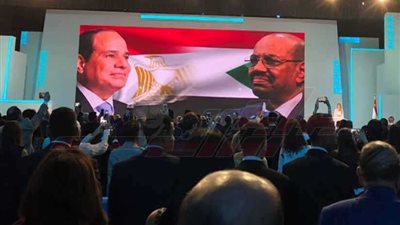 عاشت وحدة مصر والسودان تدوي في حفل ختام منتدى شباب العالم بحضور البشير