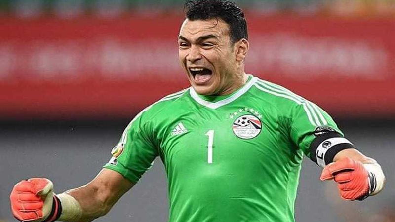 فيفا يكرم الحضري