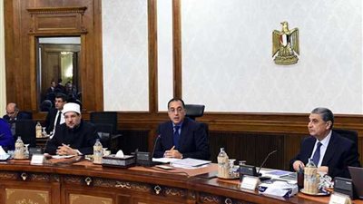 مجلس الوزراء يقف دقيقة حدادا على شهداء حادث المنيا الإرهابي