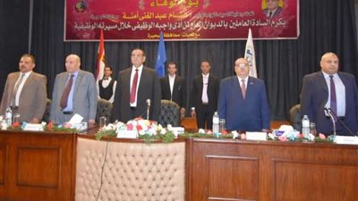 محافظ البحيرة يكرم المحالين على المعاش 