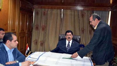 محافظ القليوبية يبحث تطوير شبكات الطرق الداخلية