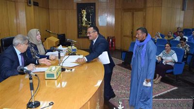 محافظ المنيا يبحث 59 شكوى ويشدد على تيسير مصالح الناس