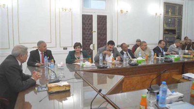 محافظ المنيا يطالب وزير النقل باستكمال رصف طريق أبو قرقاص