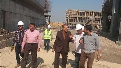 محافظ أسيوط يزور قرية موشا ويأمر بتوفير كراسي للمرضى بالوحدة الصحية