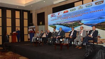 مؤتمر طبي لجامعة أسيوط يكرّم محافظ القاهرة ومسؤولين سابقين.. صور