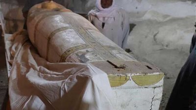 الكشف عن لوحة وتابوت من عصر الأسرة 18 بـ