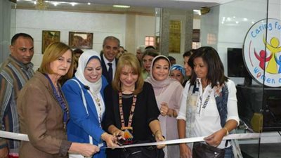 إقبال كبير من الطلاب على معرض ملابس جامعة بنها (صور)