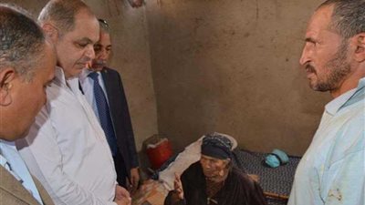 محافظ الغربية يخصص شقة لسيدة مسنة ويوزع 100 بطانية على أهالى قرية بنا أبو صير