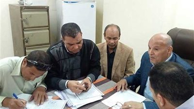 المنيا.. رئيس مركز سمالوط يناقش خطة الرصف بشوارع المدينة