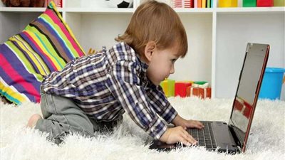 علماء: قضاء الأطفال ساعات طويلة أمام الأجهزة الذكية يصيبهم بالسرطان