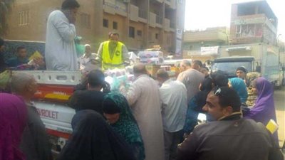 عربات الخضر والمواد الغذائية فى أسواق سمسطا بدعم مستقبل وطن