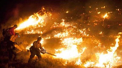 حرائق كاليفورنيا تجبر مئات الآلاف على إخلاء منازلهم.. و سقوط 5 قتلى