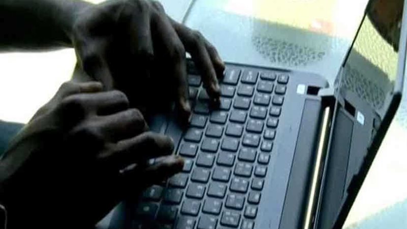 ضبط عصابة للنصب الإلكتروني