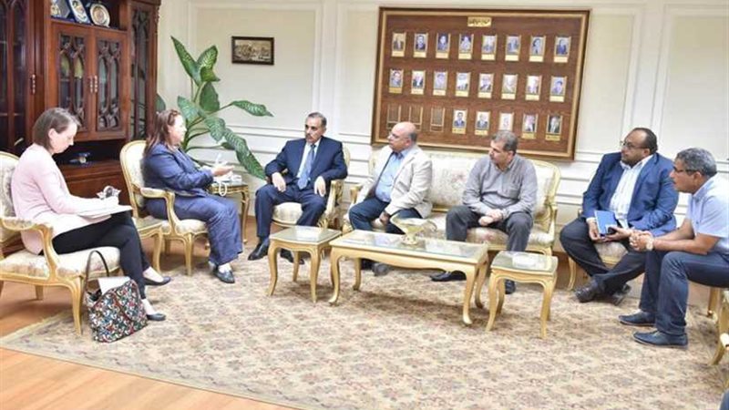 محافظ أسيوط يلتقي