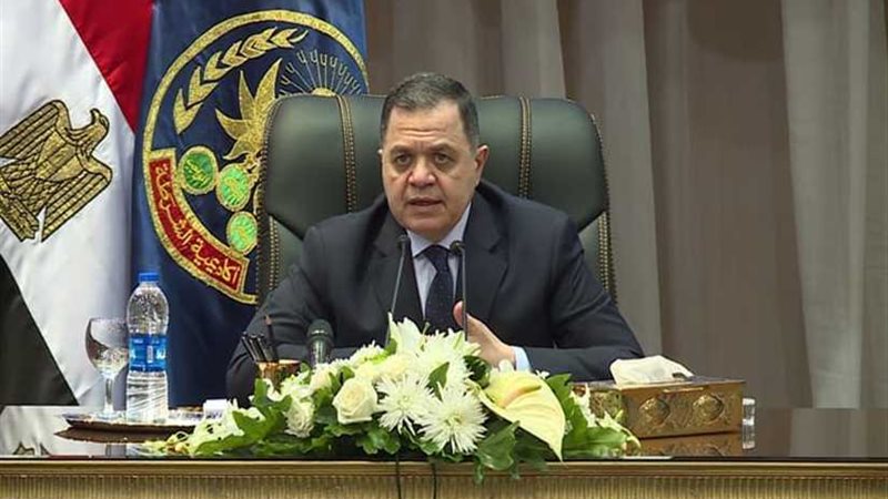 وزير الداخلية يكافئ