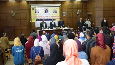 رئيس جامعة دمنهور يتفقد انتخابات اتحاد الطلاب 