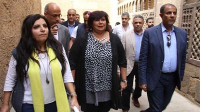 وزيرة الثقافة تتفقد متحف نجيب محفوظ
