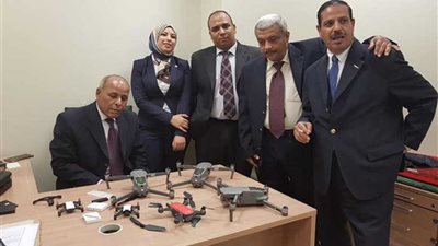 ضبط 6 طائرات تجسس بحوزة راكب بمطار القاهرة