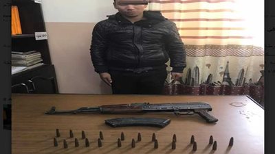 سقوط الزلزال بحوزته بندقية آلية في السلام