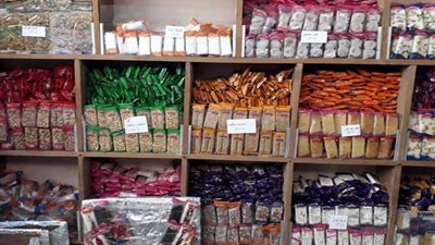 بالصور.. مباحث التموين تداهم 4 مصانع حلوى بالقاهرة