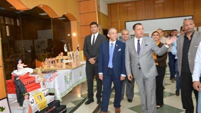 الجراح العالمي نادر حنا في جولة بمتحف جامعة أسيوط.. صور