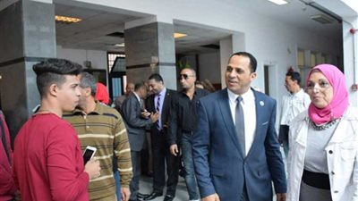 رئيس جامعة دمنهور يفتتح معرض مجلة الحائط بكلية التربية