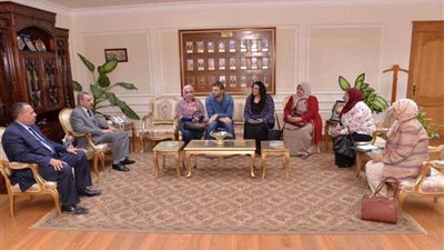 محافظ أسيوط يلتقي وفد 