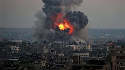 نجاة مجموعة من الفلسطينيين في قصف إسرائيلي وسط غزة