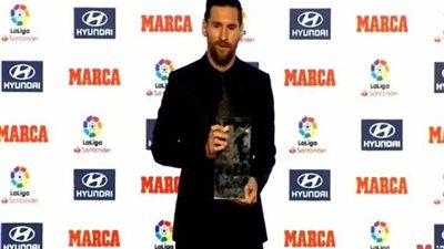 ميسي يتسلم جائزتي 