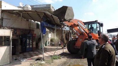 حملة مكبرة لإزالة التعديات على الطريق الزراعى بالبحيرة (صور)