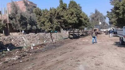 رفع 200 طن من مخلفات تطهير الترع والمصارف بالمنيا