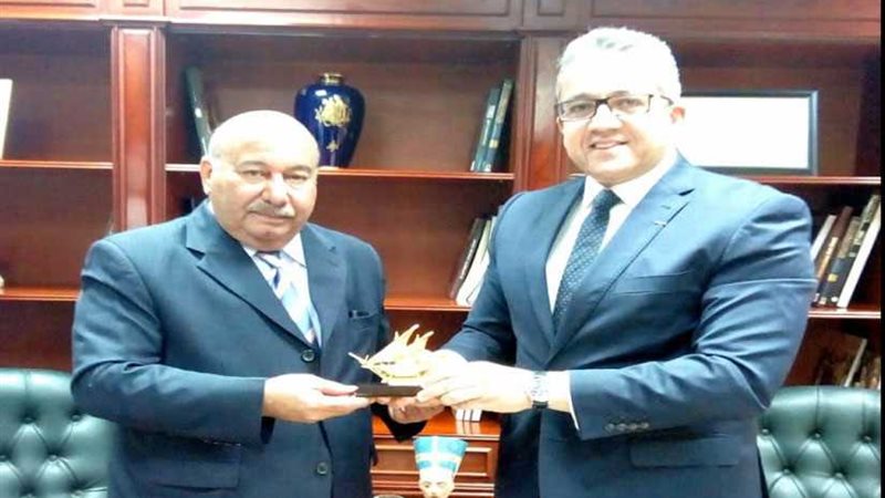 وزير الآثار وسفير